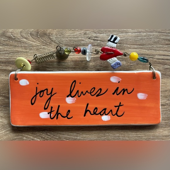 NWOT Sandra Magsamen For SILVESTRI Ceramic joy lives in the heart Wall Hanging - Picture 1 of 4